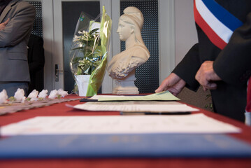 table de mairie pendant un mariage avant la signature des documents - obrazy, fototapety, plakaty