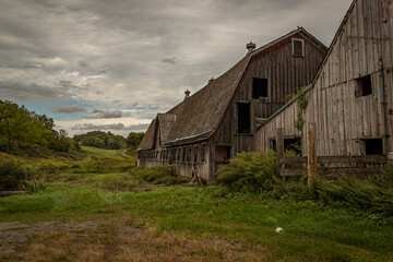 Fototapeta na wymiar Abandoned barn in rural northwest New Jersey