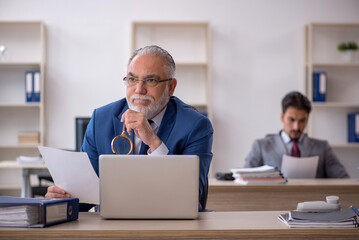Obraz premium Two male colleagues working in the office