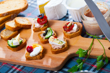 Delicious settee-bed with brie cheese, paste and vegetables