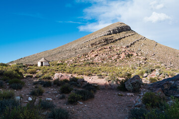 casa blanca en la montaña campo 