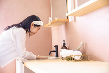 洗顔する女性　face wash