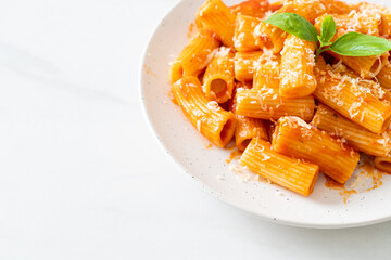 Rigatoni pasta with tomato sauce and cheese