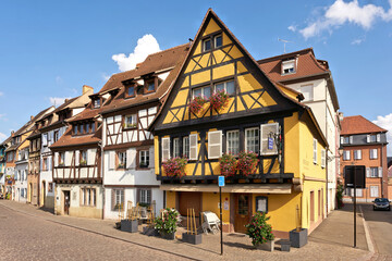 Fototapeta na wymiar historische Fachwerkhäuser in der malerischen mittelalterlichen Altstadt von Colmar in Frankreich
