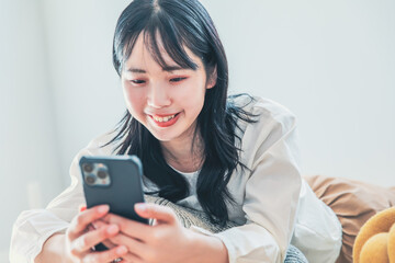 スマホを見る女性　relax