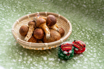 松茸と正月飾り緑和紙背景