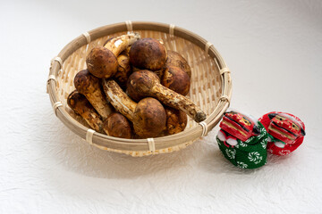 松茸と正月飾り白背景