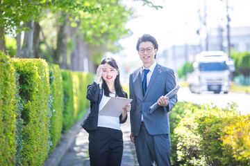 スーツを着た男女　Business