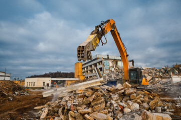 Excavator destroyer with hydraulic scissors cuts concrete