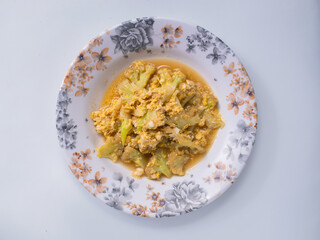Thai food, is stir-fried, not spicy, consisting of eggs and vegetables. white background
