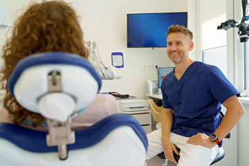 Fototapeta premium Dentist having consultation with patient in his ambulance.