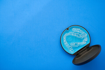 Transparent invisible dental aligners or braces applicable to orthodontic treatment and their containers.