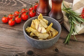 Grilled artichoke marinated in oil