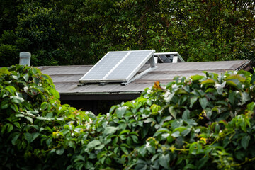 Solarpanel auf einem Dach eines Schrebergartenhauses in Düsseldorf, Nordrhein-Westfalen,...