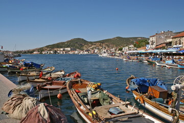 Fototapeta na wymiar boats in the Foca harbor