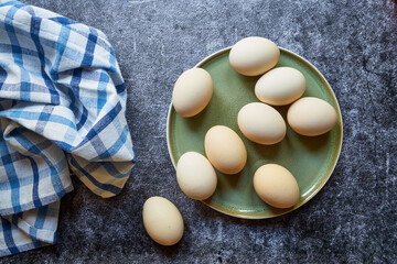 kurze jaja na talerzu 