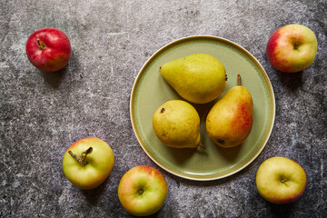 jabłka i gruszki na talerzu 