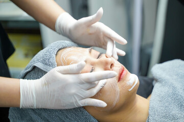 Obraz na płótnie Canvas Closeup beauty woman making face spa and facial mask.