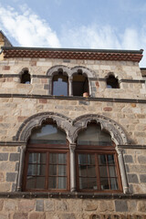 Fototapeta na wymiar Double fenêtre de style roman sur la façade d'une vieille maison de Brioude en Haute-Loire
