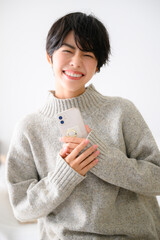 スマホを持つかわいい女性