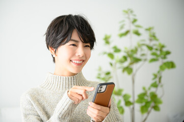 スマホをタップする女性