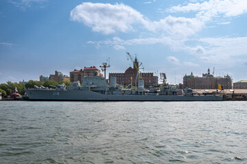 Obraz premium Kriegsschiff im Hafen von Göteborg