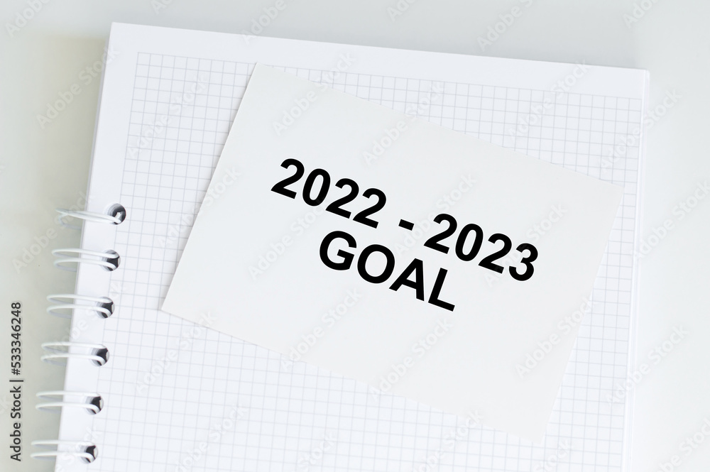 Poster blknot with a card on which is written 2022 - 2023 goal