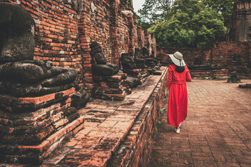 Obraz premium Traveler woman travel in Wat Mahathat temple at Ayutthaya historical park Thailand