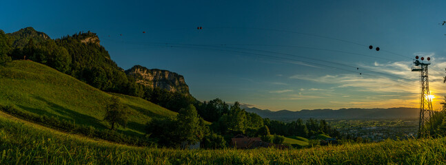 Sonnenuntergang über den Schweizer Bergen im Rheintal, Vorarlberg, Austria. leuchtendes Abendrot,...