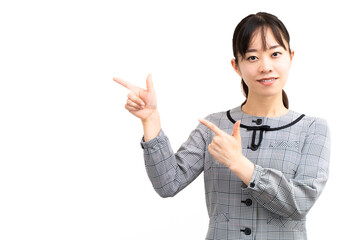 指差し案内する女性社員