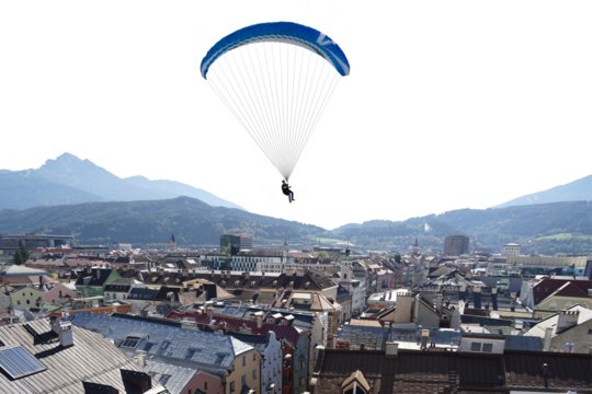 Gleitschirmfliegen. Paragliding.	Fallschirmspringer.
