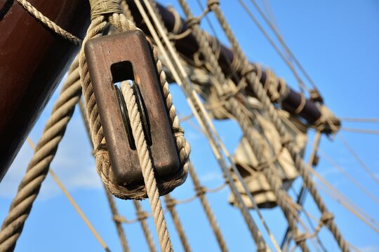 Detalles de poleas y aparejos de un antiguo barco de vela 