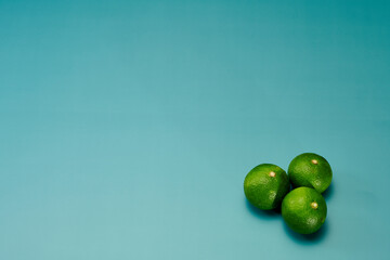 すだちの右下複数配置青系背景あり俯瞰撮影