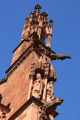 Fototapeta na wymiar Gotische Baukunst; Strebepfeiler mit Fiale; Wasserspeiern und Figurenschmuck am Freiburger Münster