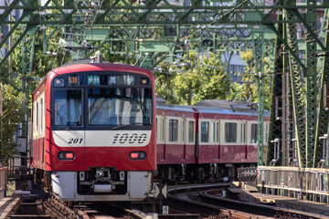 新緑の中を走る京急電車
