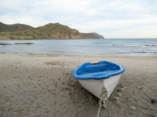 Imagen de una barca en una playa