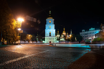 Obraz premium Night photo of the city. Kyiv. Ukraine. Sofiyivska Square. ancient square