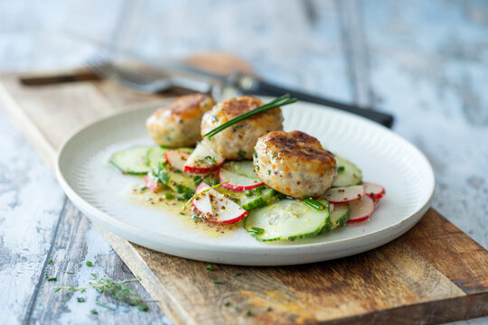 Fischpflanzerl vom Waller auf Radischen-Gurkensalat (Alpenk&uuml;che)