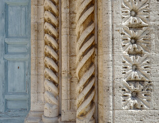 Lucignano, portale della chiesa di San Francesco - 533386480