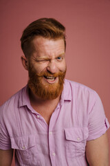 Obraz premium Ginger white man with beard winking and smiling at camera