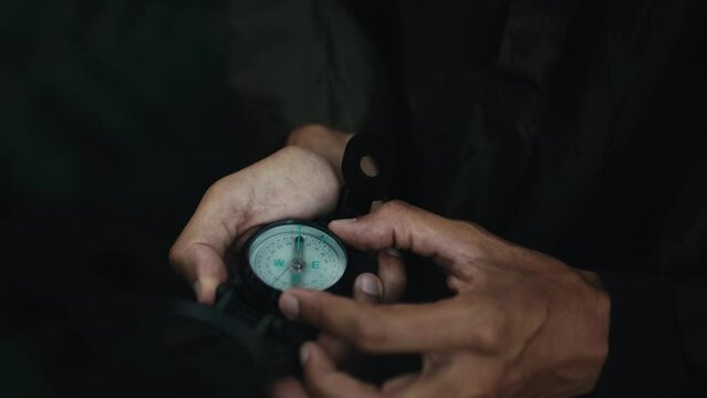 Watch the broken compass in the middle of the mountain at night