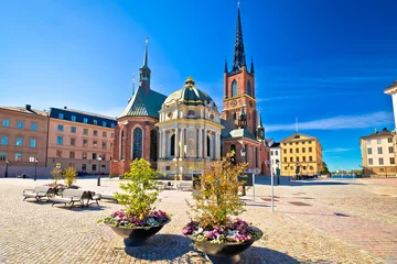 Tuinposter Riddarholmen-kerk en schilderachtig plein in de straat van Stockholm © xbrchx