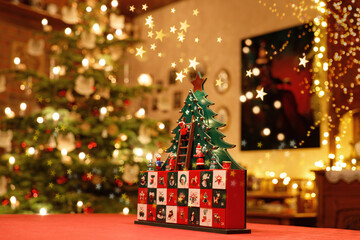 Dreidimensionaler Adventskalender mit stilisiertem Weihnachtsbaum inmitten eines weihnachtlich...