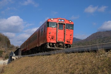 Fototapeta premium 芸備線を走る気動車キハ４７