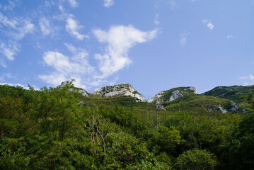 Fototapeta na wymiar Montagne viste dal sentiero che va dal borgo di Pieia all'arco di Fondarca