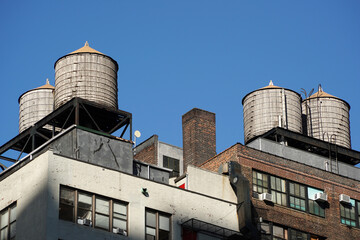 water tanks on buildings roof new york manhattan skyscrapers