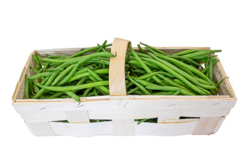 panier en bois rempli d'haricots verts cru isolé sur un fond blanc