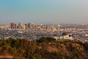 Fototapeta na wymiar Sunset view of the Los Angeles cityscape with Griffith Observatory