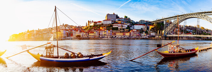 Vista panorámica del Viejo Oporto. La ciudad de Oporto y la Ribeira sobre el río Duero desde Vila...