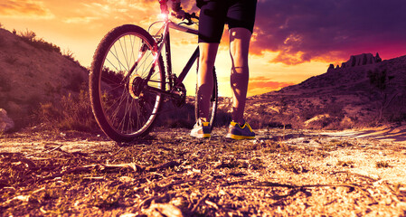 Bicicleta deportiva de montaña. Atardecer de ensueño y vida sana. Campos otoñales y bicicleta. Ciclista aventurero